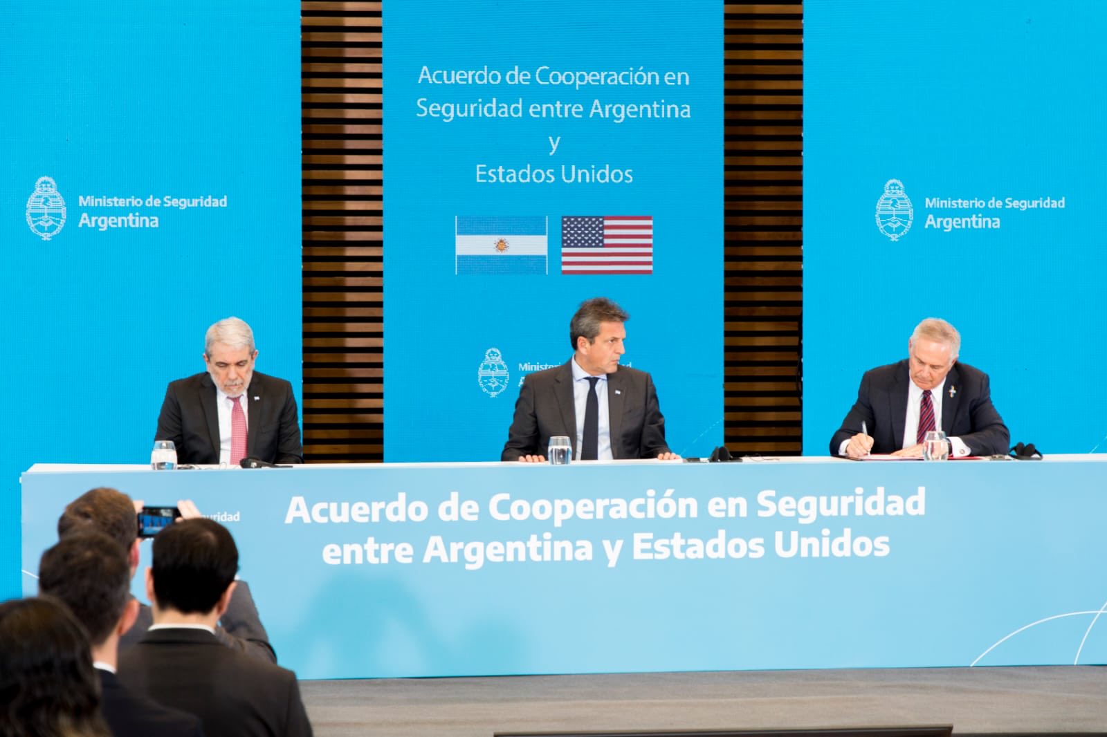 Massa firmó un acuerdo de Seguridad con los Estados Unidos