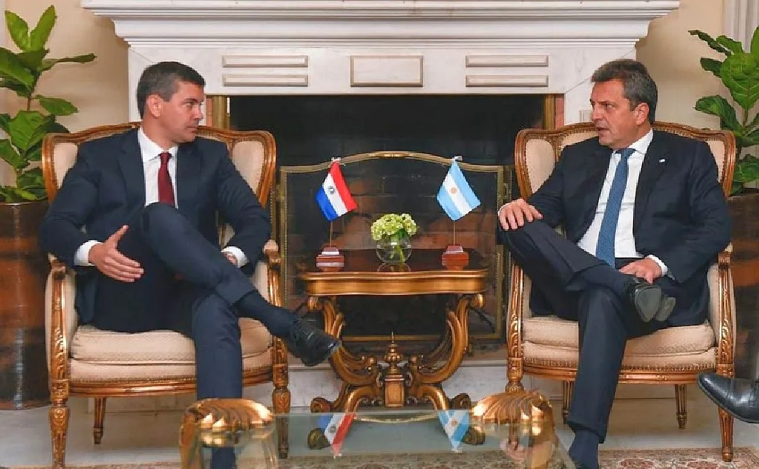 El plan de Massa para acordar con Paraguay por Yacyretá y la Hidrovía