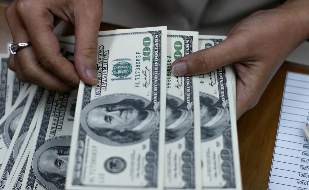 El dólar oficial cerró en $1.495, con una suba de $20 respecto al viernes