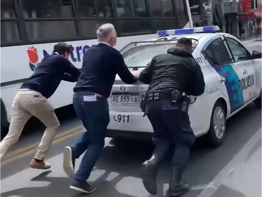 García Moritán fue a Morón y tuvo que empujar un patrullero