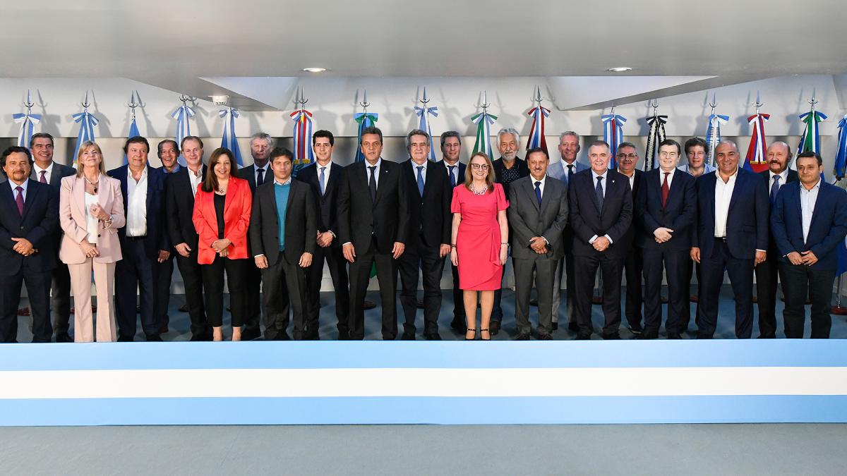 Los gobernadores de 18 provincias le brindaron un fuerte respaldo a Massa