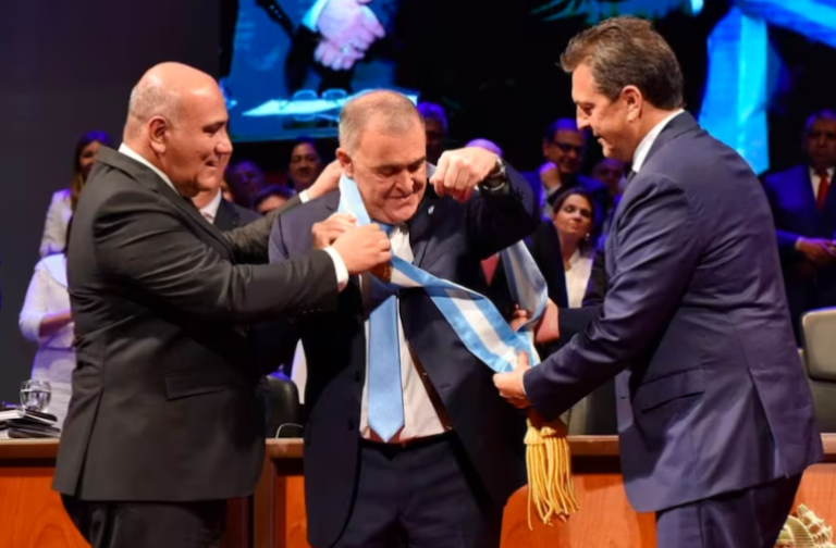 Massa elogió a Alfonsín, citó el Preámbulo y contrastó con Milei