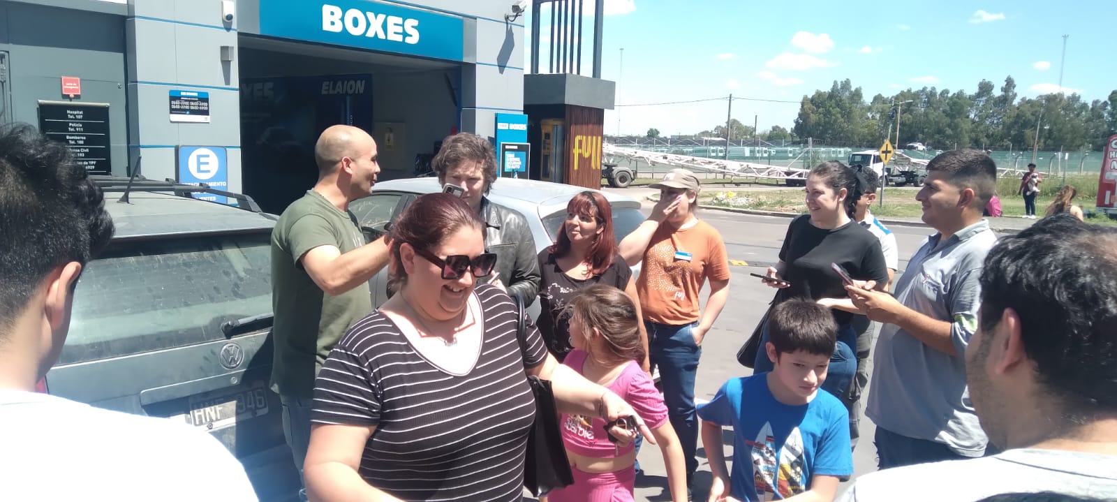 Falta de combustible: Milei fue a una estación de servicio y cuestionó a Massa