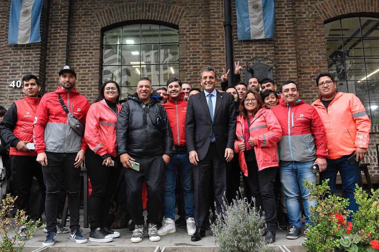 Massa se reunió con trabajadores de plataformas de delivery