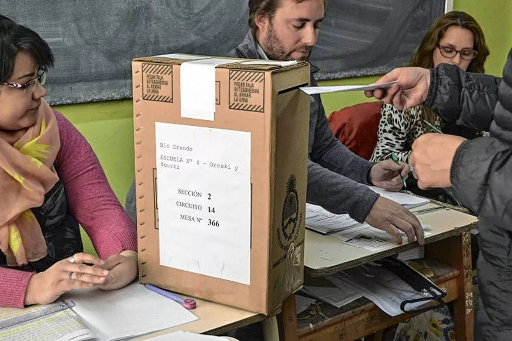 Macri y Milei negocian sumar a la UCR para la fiscalización en la PBA