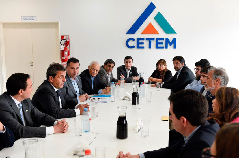 UIA: Massa aprovechó el faltazo de Milei y prometió rebaja de impuestos