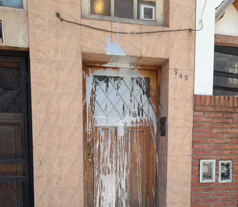 Puso un cartel en solidaridad con Palestina y le vandalizaron su casa