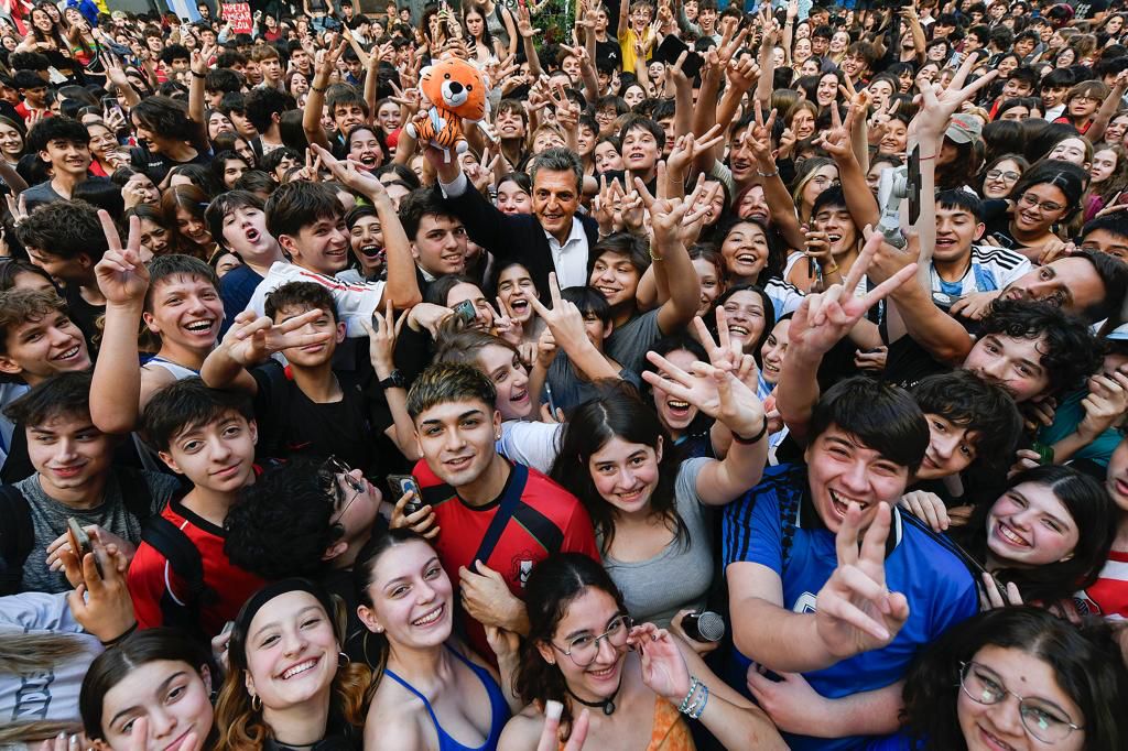 Massa cerró la campaña con estudiantes: "Vamos mejorar la educación pública"