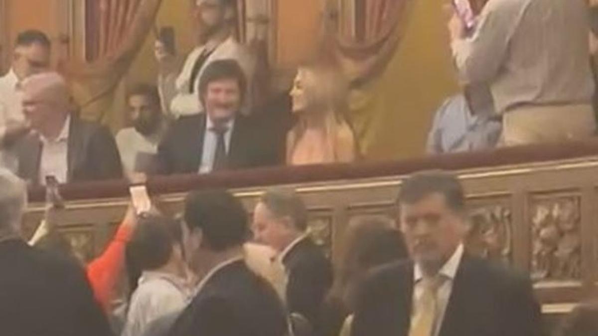 Milei fue al Teatro Colón y le gritaron "Basura, vos sos la dictadura"