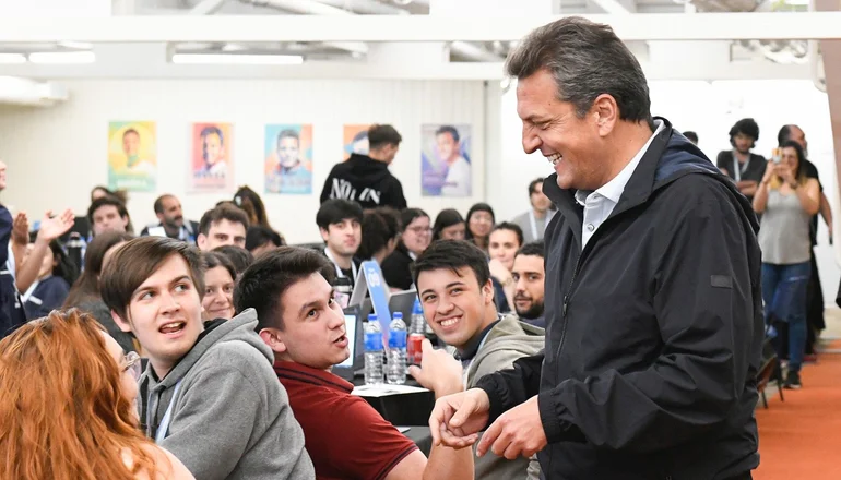 Massa visitó el centro de cómputos de Unión por la Patria