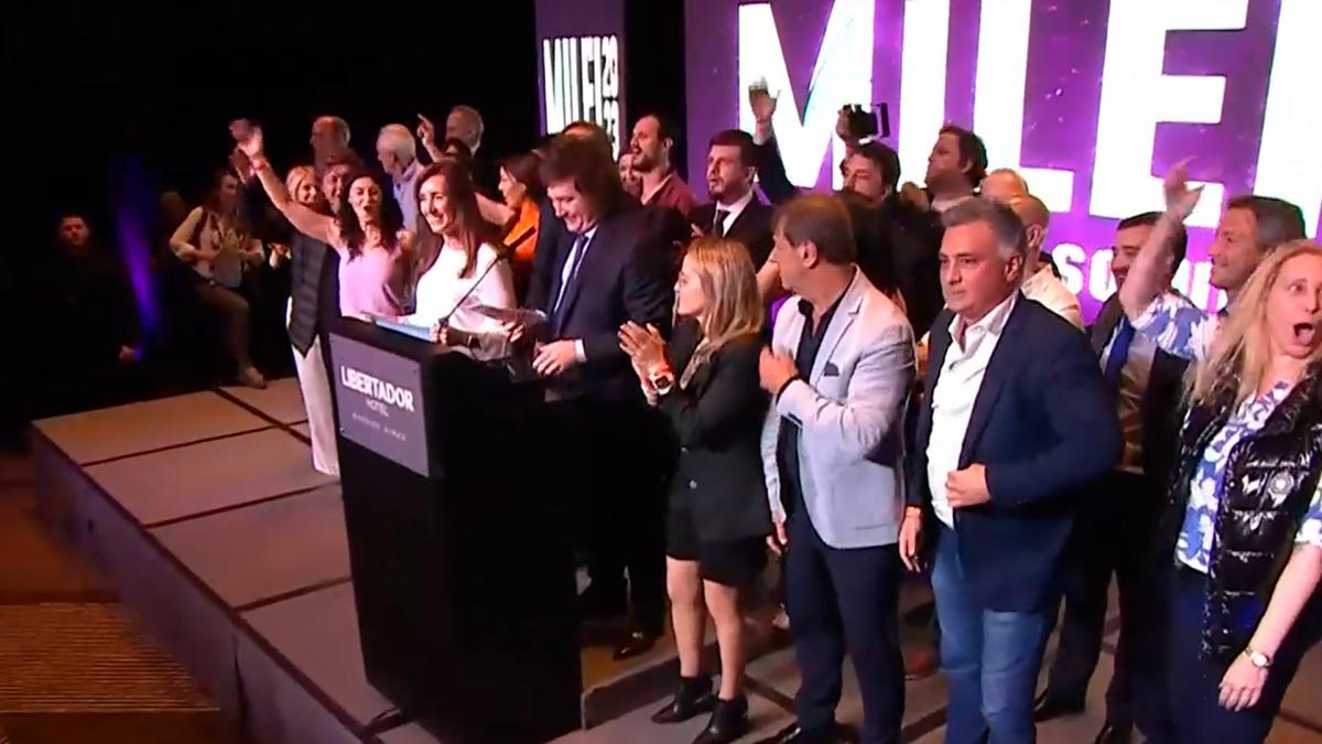 Milei espera los resultados en su búnker con “cautela bilardista"