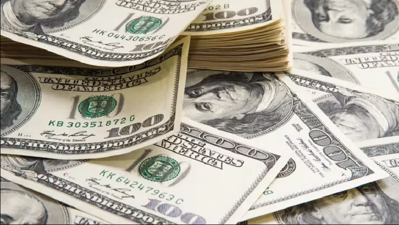 Tensión cambiaria: el dólar alcanzó los $1380 y acumuló $165 de suba en julio