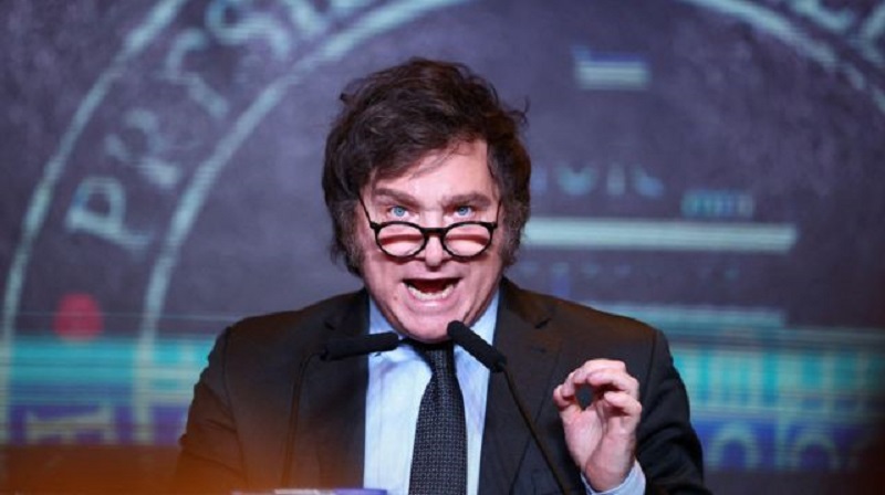 Encuesta: el 53% quiere que Milei haga un "ajuste moderado"