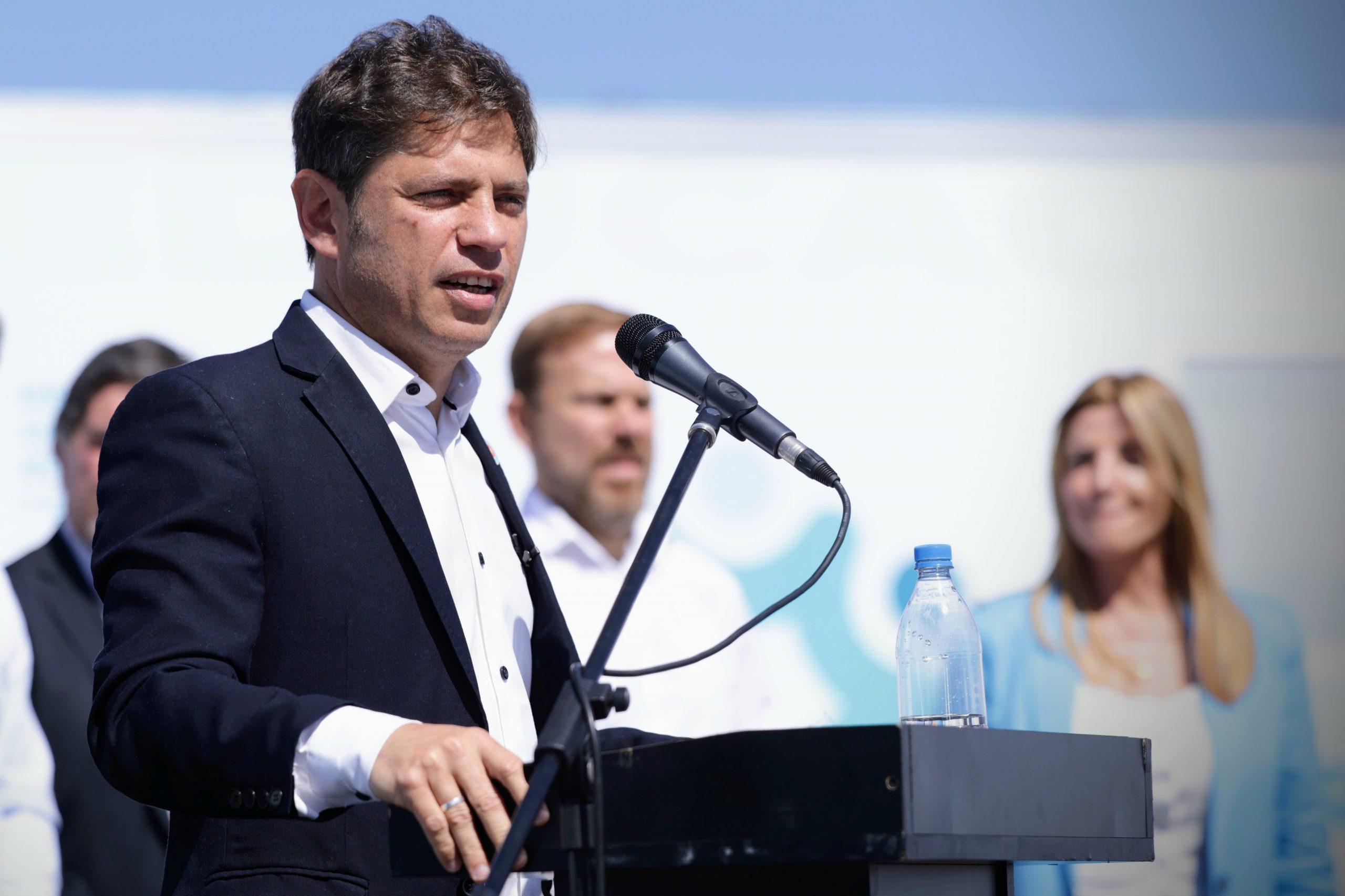 Efecto Milei: Kicillof toma deuda para garantizar el funcionamiento de la PBA