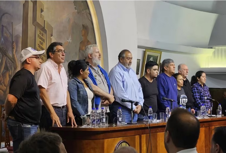 La CGT, Kicillof y los piqueteros advierten a Milei: "Saldremos a la calle"