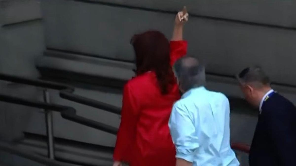 El gesto de Cristina a los que la provocaron: "Fuck You"