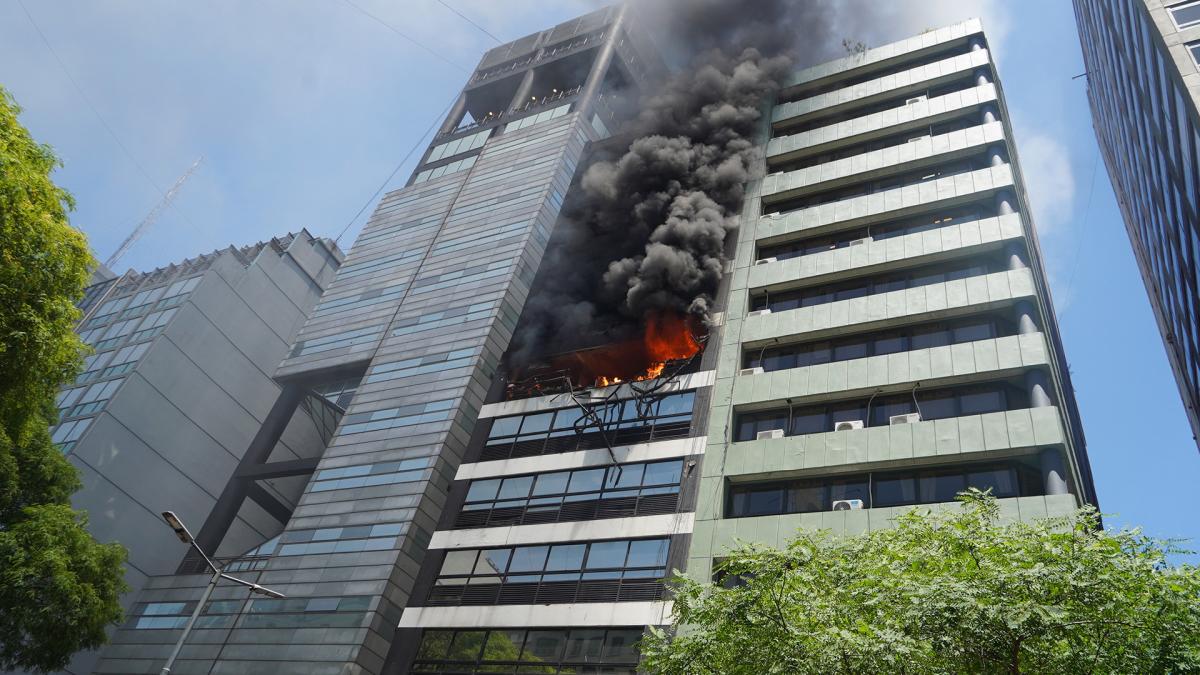 Voraz incendio al lado de la Secretaría de Trabajo: murió una mujer