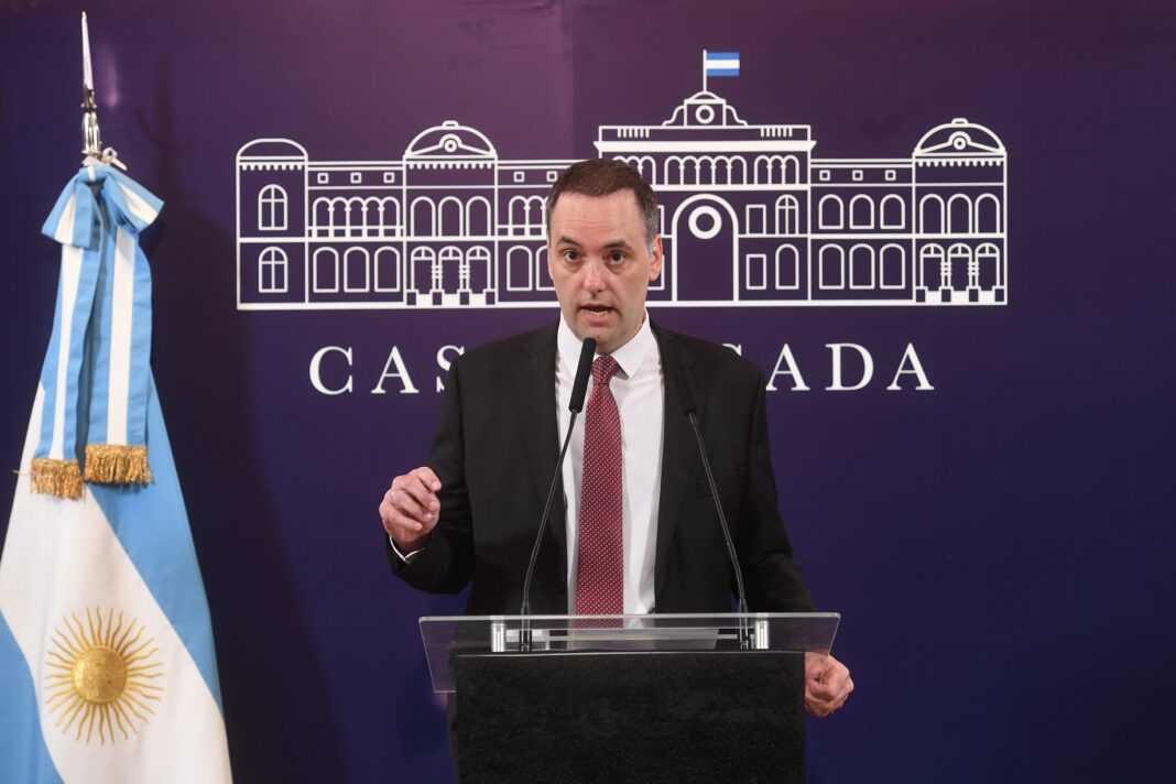 Motosierra en ARCA: eliminan 695 puestos y achican su estructura