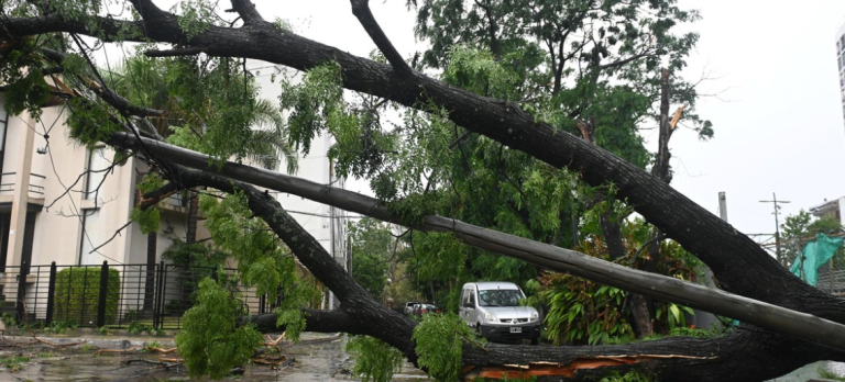 Extremo temporal en el AMBA: muertos, destrozos y evacuados