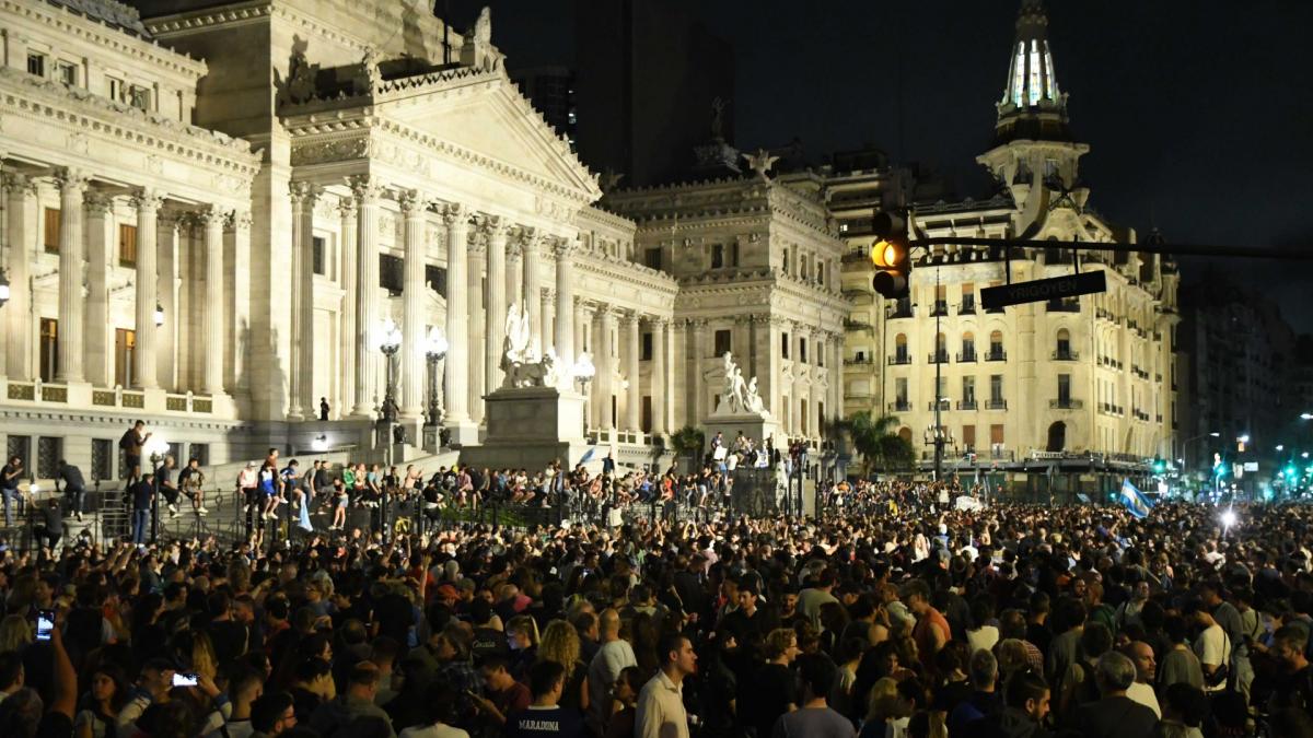 Cacerolazo y marcha al Congreso en repudio al DNU anunciado por Milei