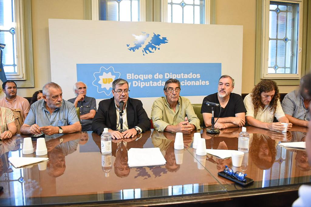 Cumbre diputados de UP- sindicatos: "El mega DNU es inconstitucional"