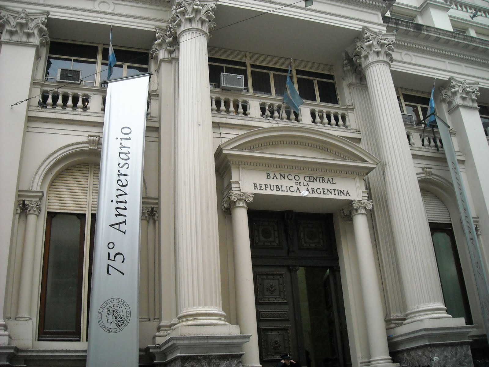 Se planifica la emisión de billetes de $20.000 y $50.000