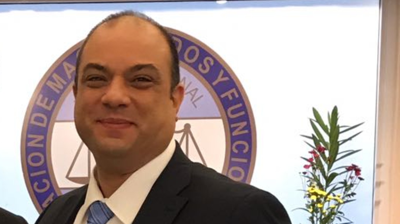 Quién es el juez que definirá los 13 amparos contra el DNU de Milei