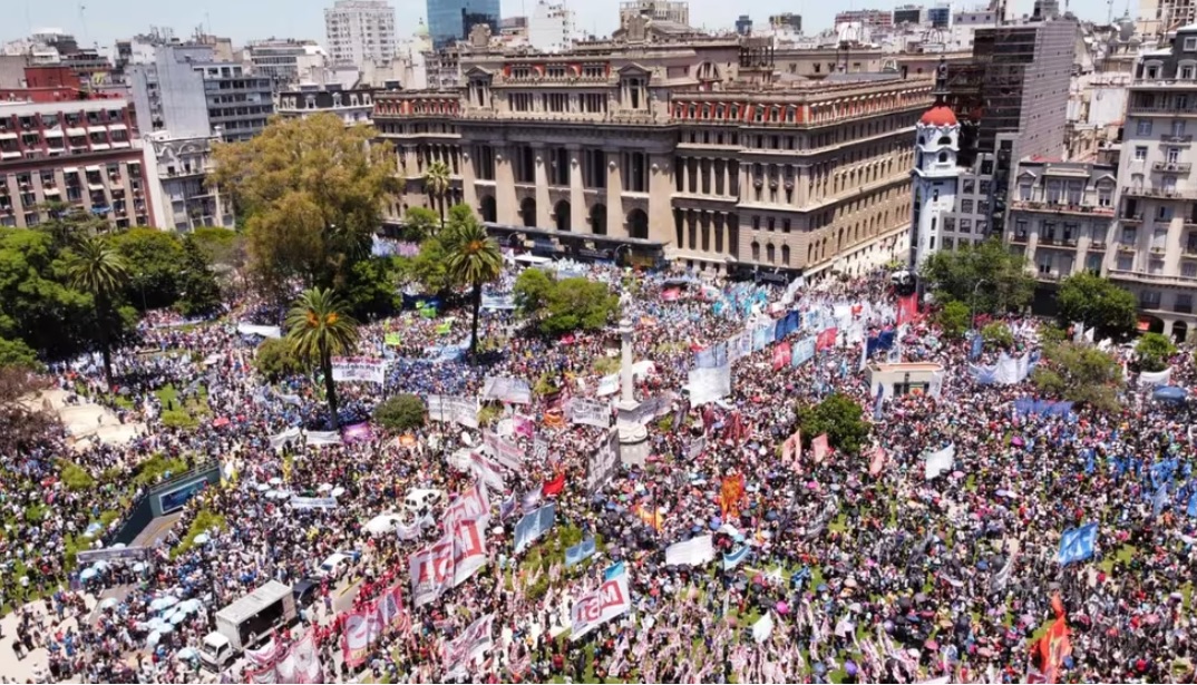 Masiva marcha de la CGT contra el DNU de Milei, pero un juez le rechazó el amparo