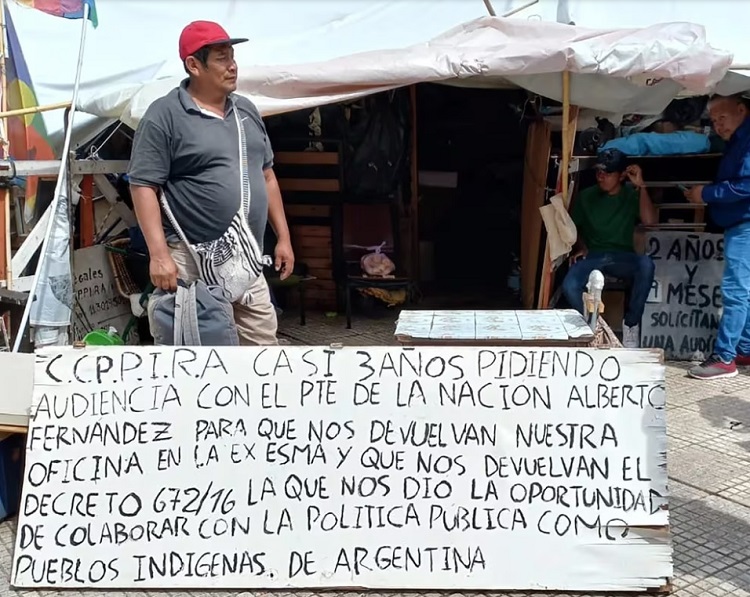 Desalojaron a la comunidad QOM del acampe en la Plaza de Mayo