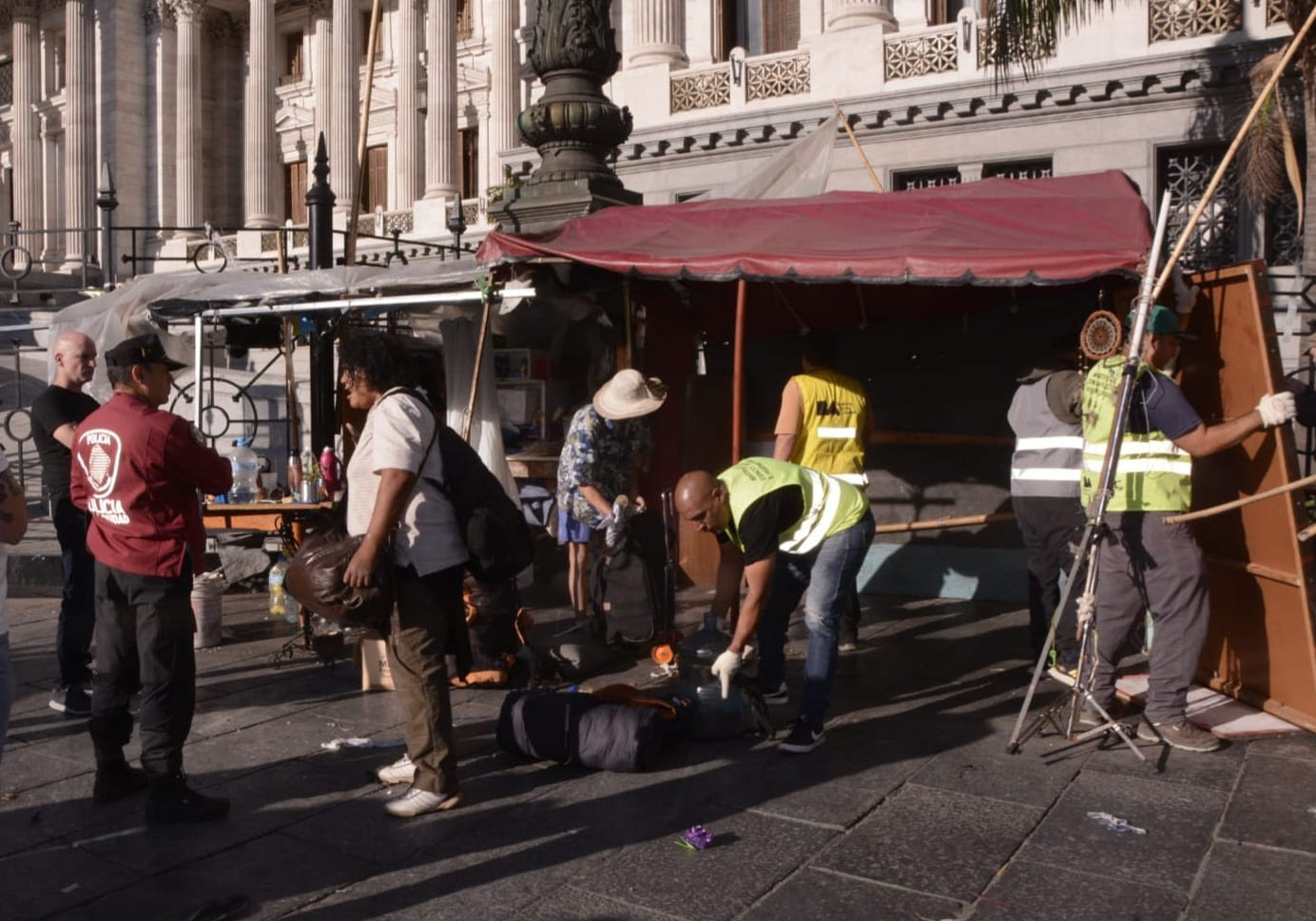 El Gobierno de la Ciudad levantó otro acampe en la esquina del Congreso