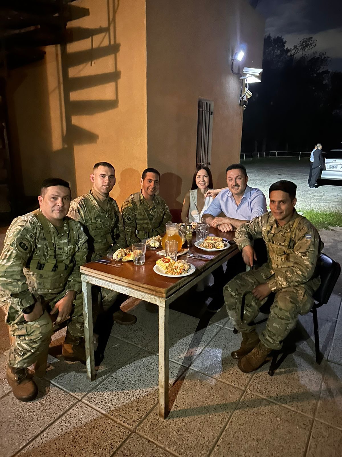 Petri y Cristina Pérez pasaron la fiesta junto a la guardia del Colegio Militar