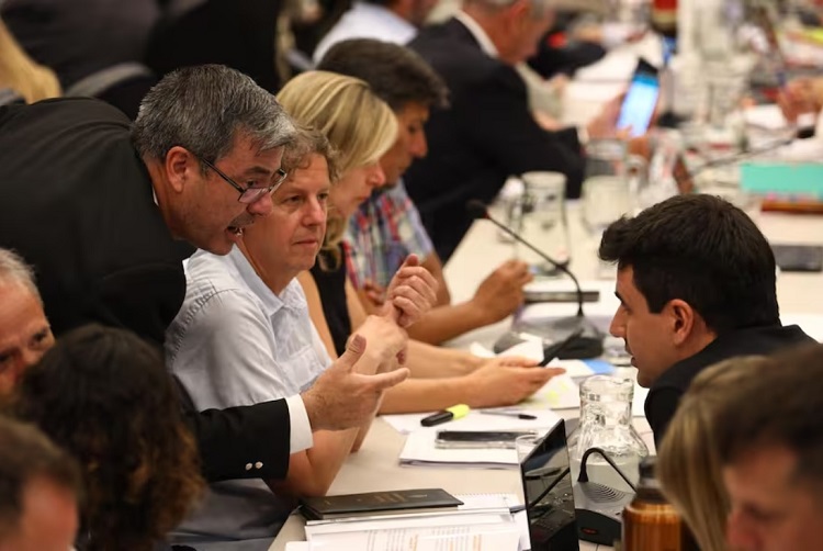 La jugada K en diputados: dilatar el debate y sesión especial contra el DNU