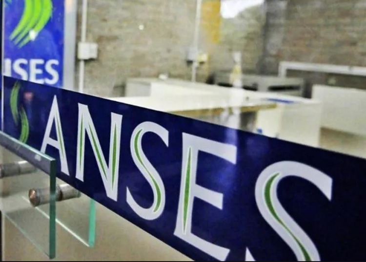 El Gobierno apunta contra los cargos "militantes": 320 despidos en Anses