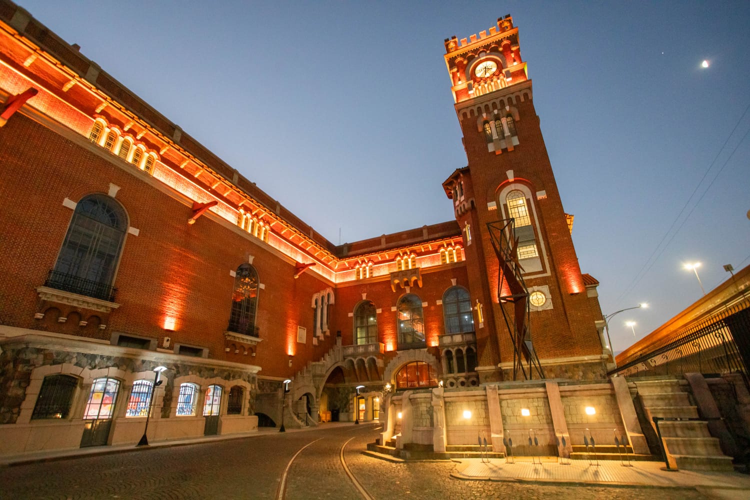 El GCBA iluminó edificios y monumentos por la liberación de Kfir Bibas