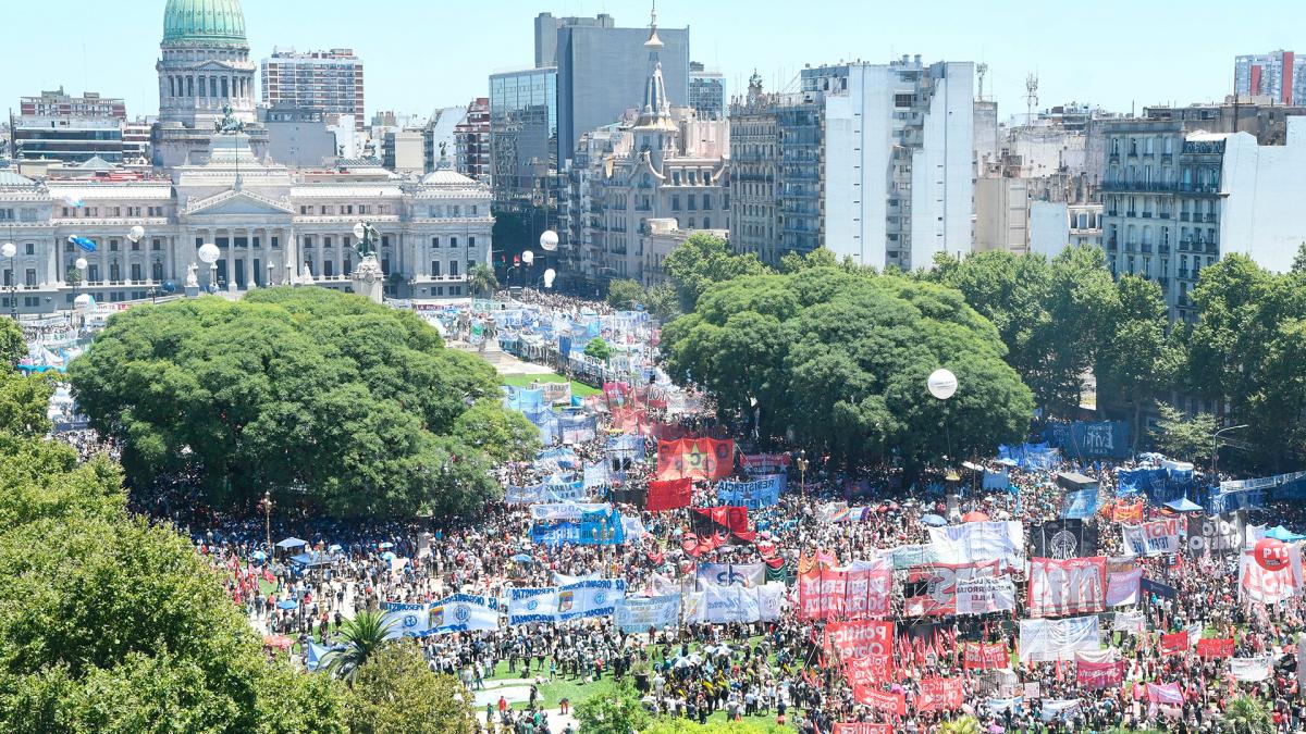 En un multitudinario acto, la CGT pidió a los legisladores que "miren al pueblo"