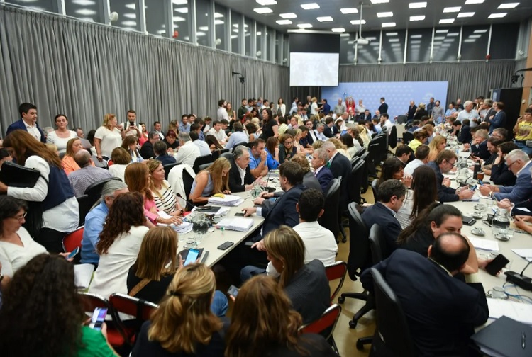 El Gobierno pospuso el debate de la Ley Ómnibus para el martes