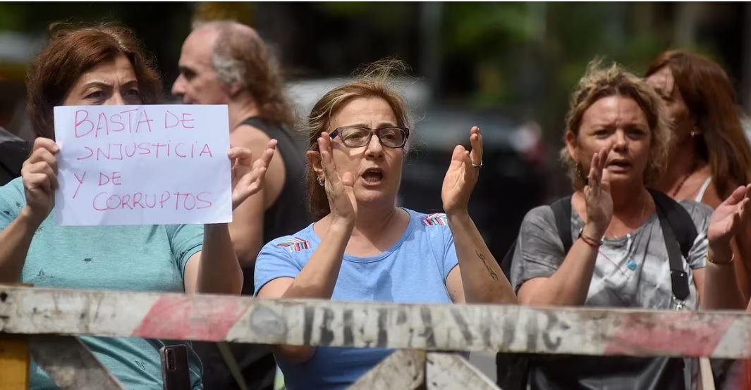 Miles de usuarios siguen sin luz y hay protestas en Caballito