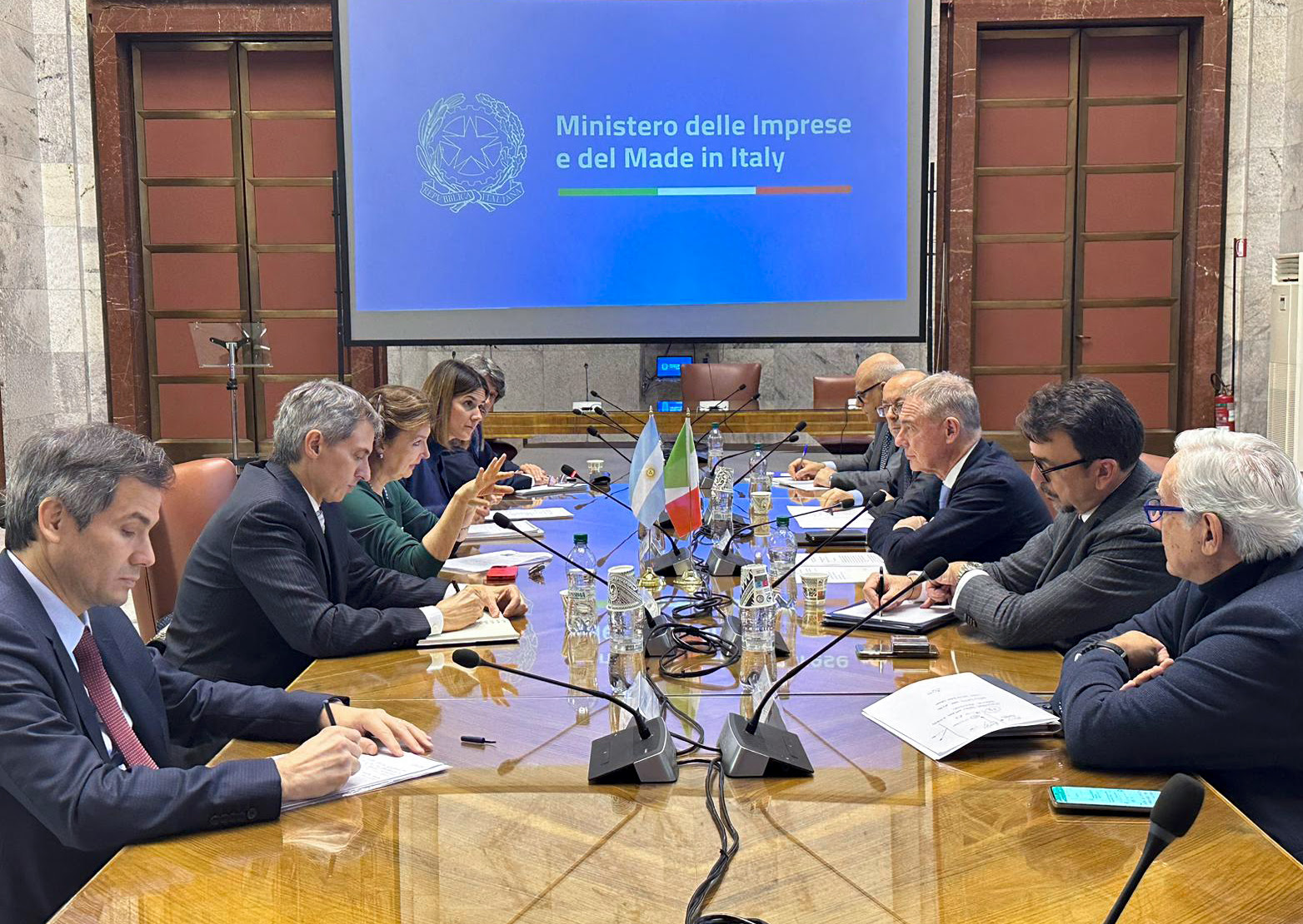 Mondino dijo que las medidas del gobierno sirven para generar más inversiones