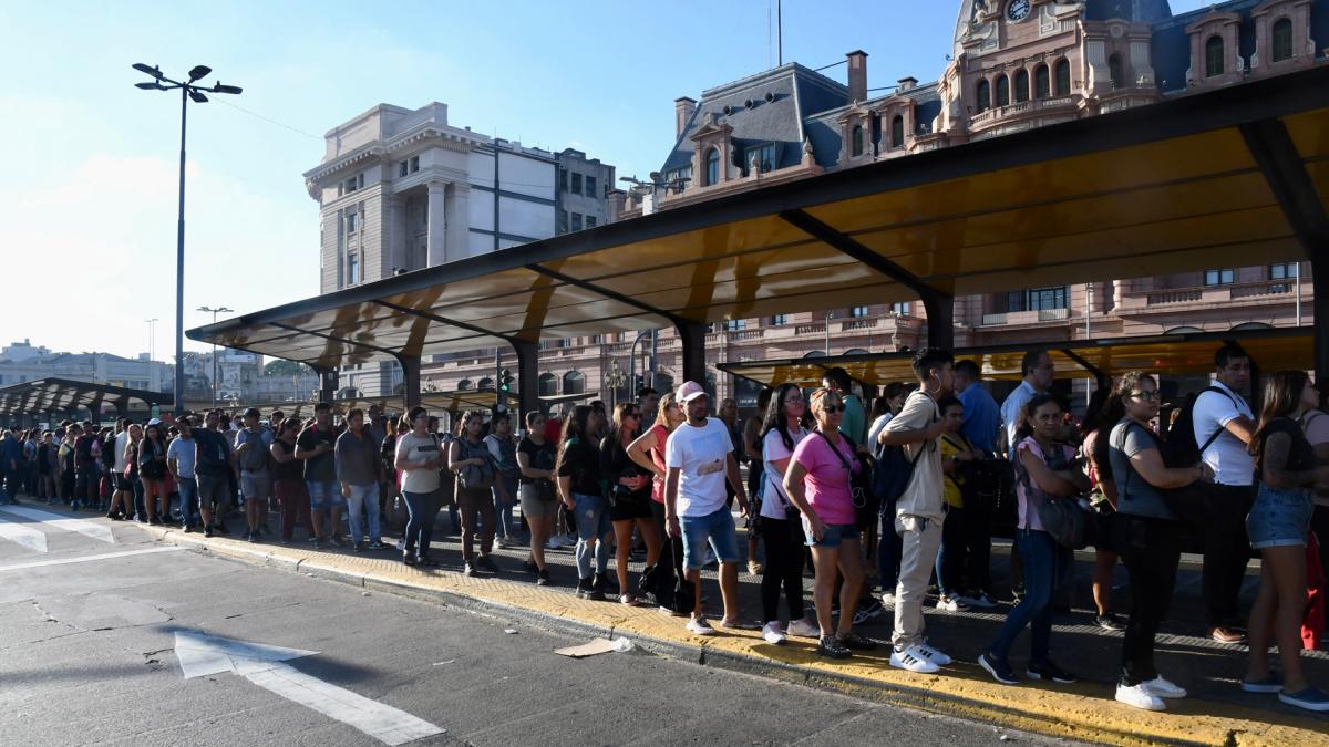 Empresas de colectivos del AMBA alertan con la "paralización" de servicios