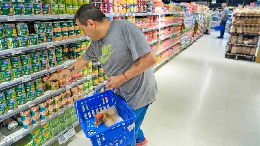 Alimentos con precios de Europa: cómo vivir con los salarios en pesos