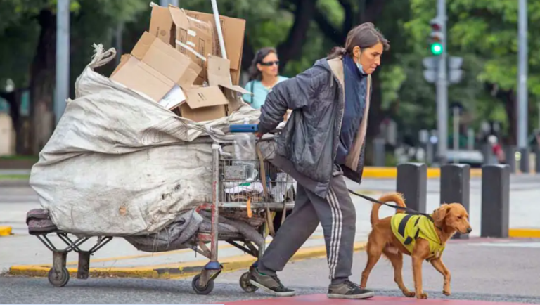 La pobreza crece a un ritmo de un millón de personas por mes