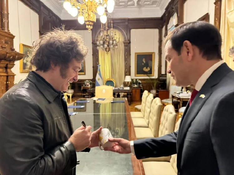 Milei recibió a un senador de EE.UU y le autografió una taza: "No hay plata"