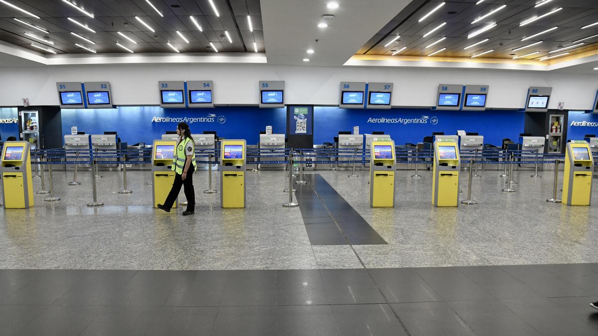 Paro de aeronáuticos: 30.000 pasajeros afectados y 300 vuelos cancelados