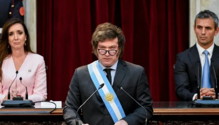 Pacto de Mayo: la estrategia imposible de Milei de plagiar a Menem