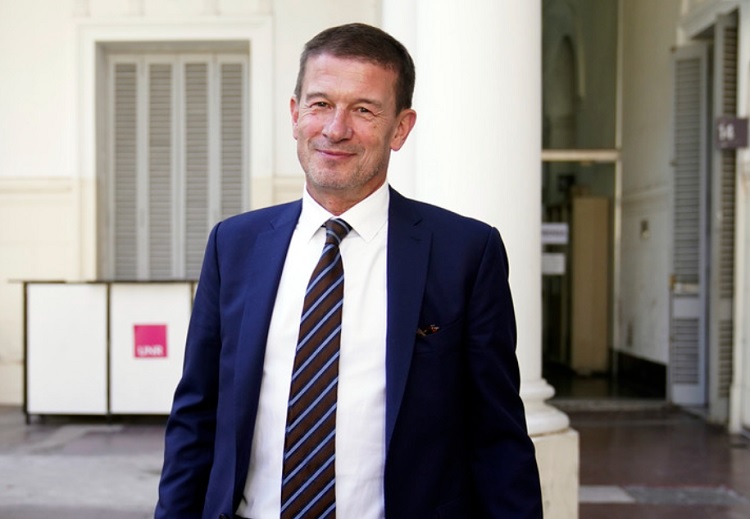 Escándalo por los seguros: allanaron la casa del amigo de Alberto 