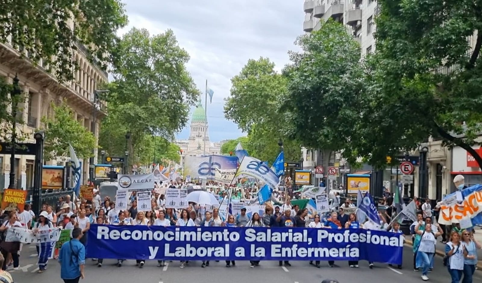 Las enfermeras protestan frente a la Legislatura
