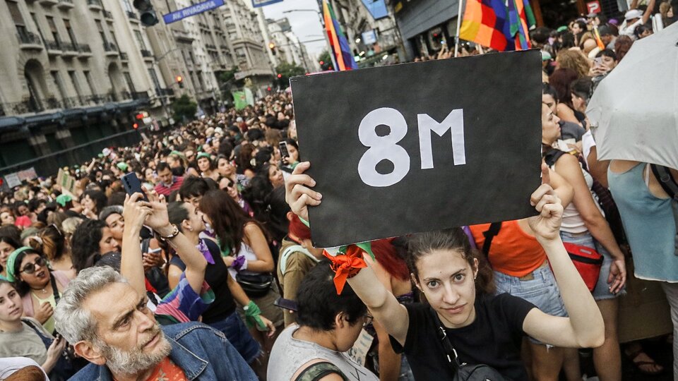 Multitudinaria movilización por el 8M con críticas al Gobierno