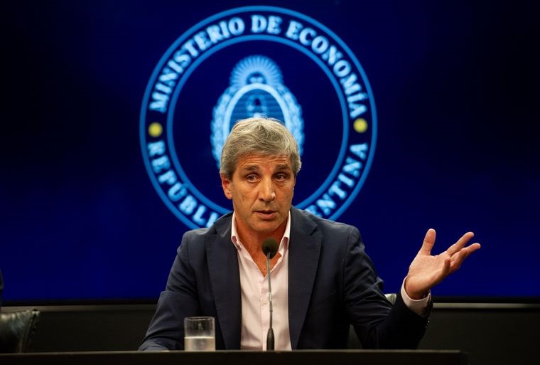 Caputo confirmó que negocia la salida del cepo con el FMI