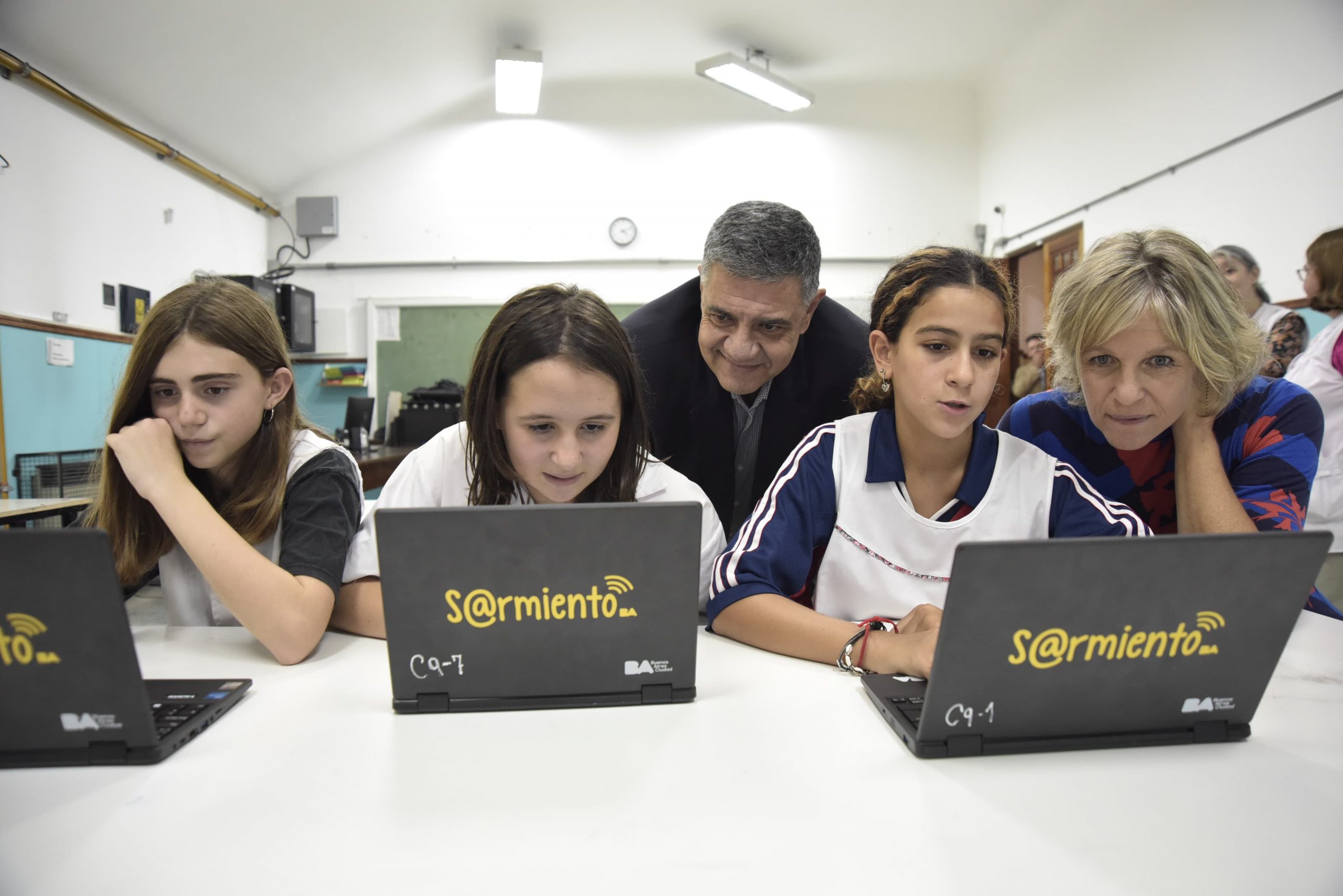 El GCBA repuso las computadoras robadas de una escuela