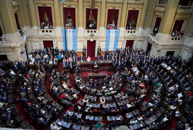 Una senadora libertaria contrató a varios familiares y desató la polémica